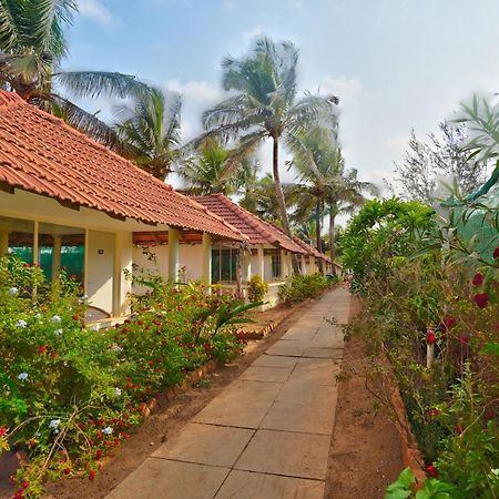 Morjim Holiday Beach Resort Exterior foto