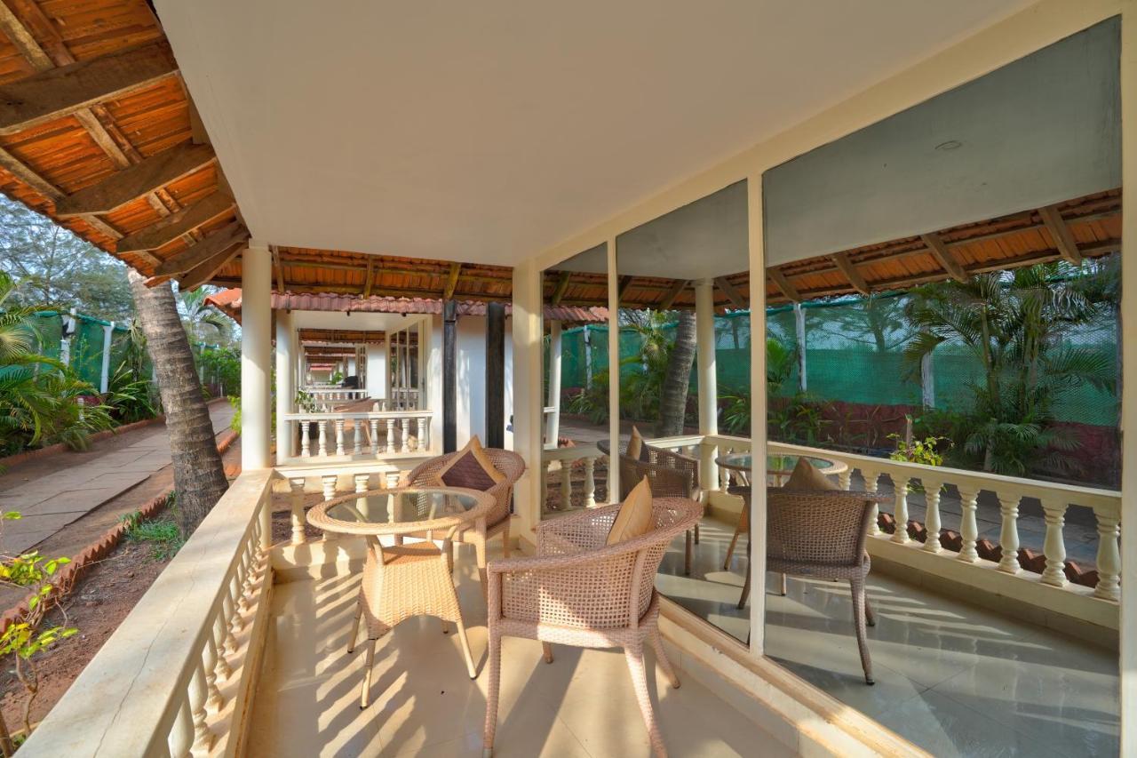 Morjim Holiday Beach Resort Exterior foto