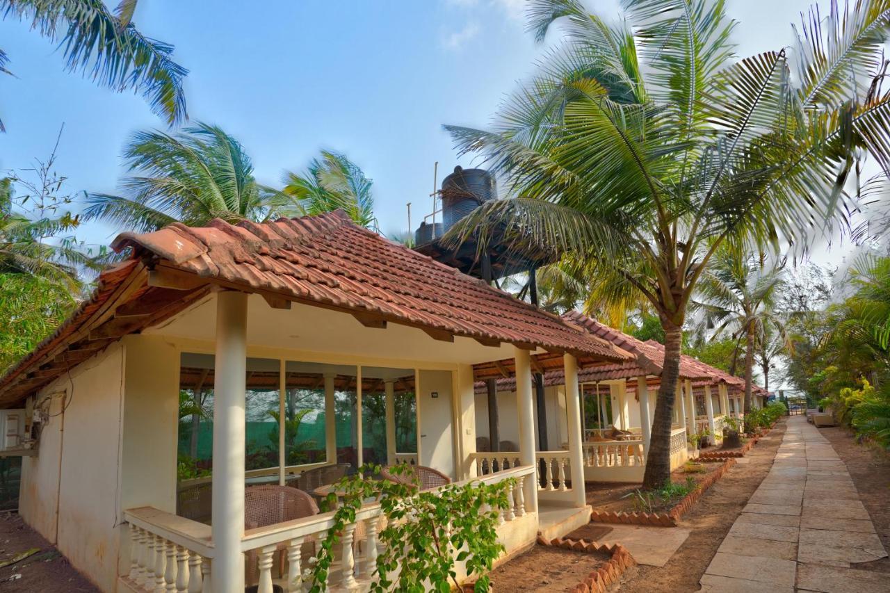 Morjim Holiday Beach Resort Exterior foto