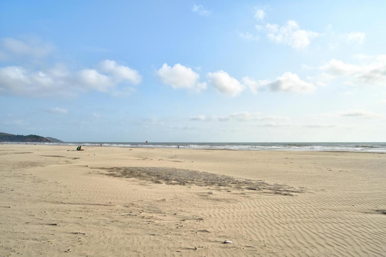 Morjim Holiday Beach Resort Exterior foto